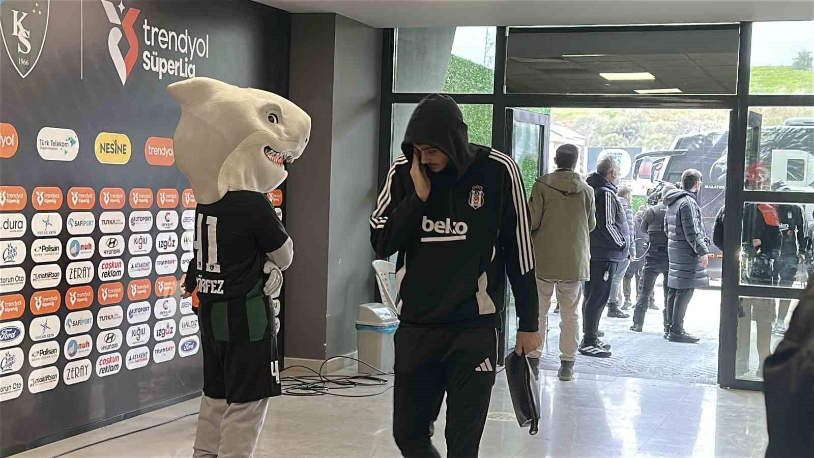 serdar adali taraftarla birlikte maca geldi 4 159epGKb
