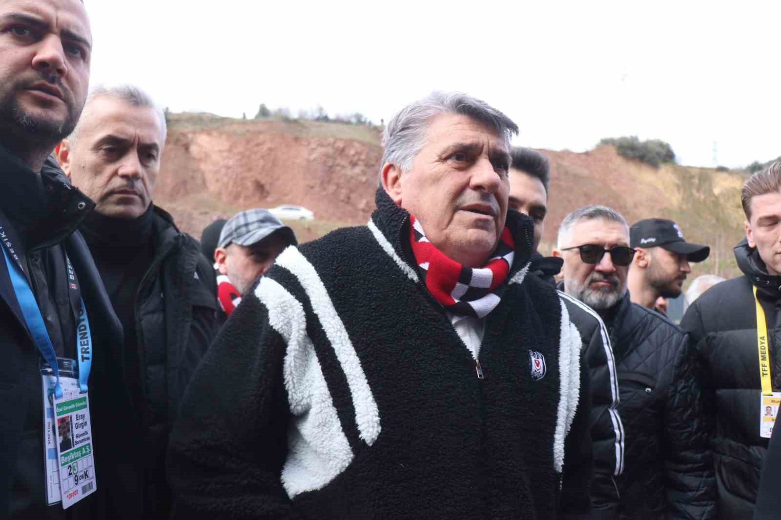 serdar adali taraftarla birlikte maca geldi 5 TJ7fQD1N