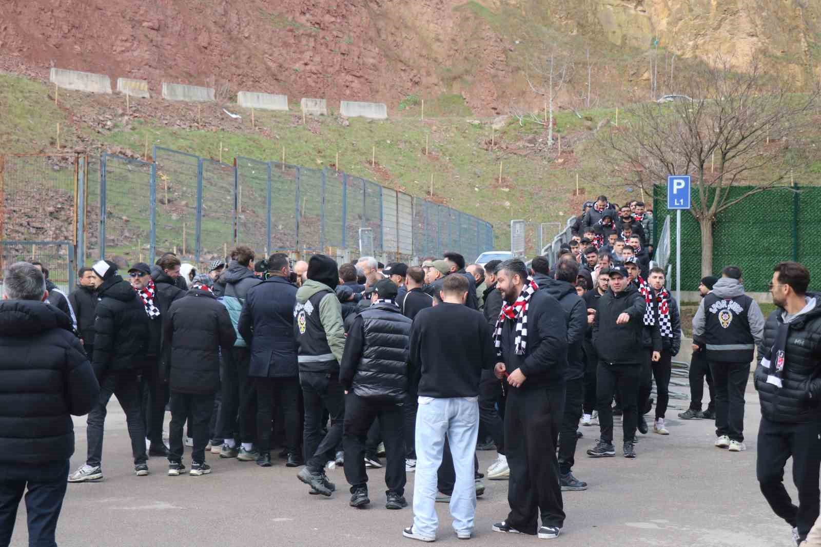 serdar adali taraftarla birlikte maca geldi 6 k3YU5f9V