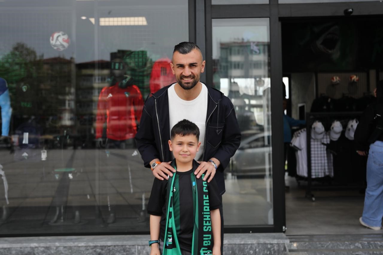 Serdar Dursun’dan minik taraftara jest 5 serdar dursundan minik taraftara jest 1 6LIEEcIt