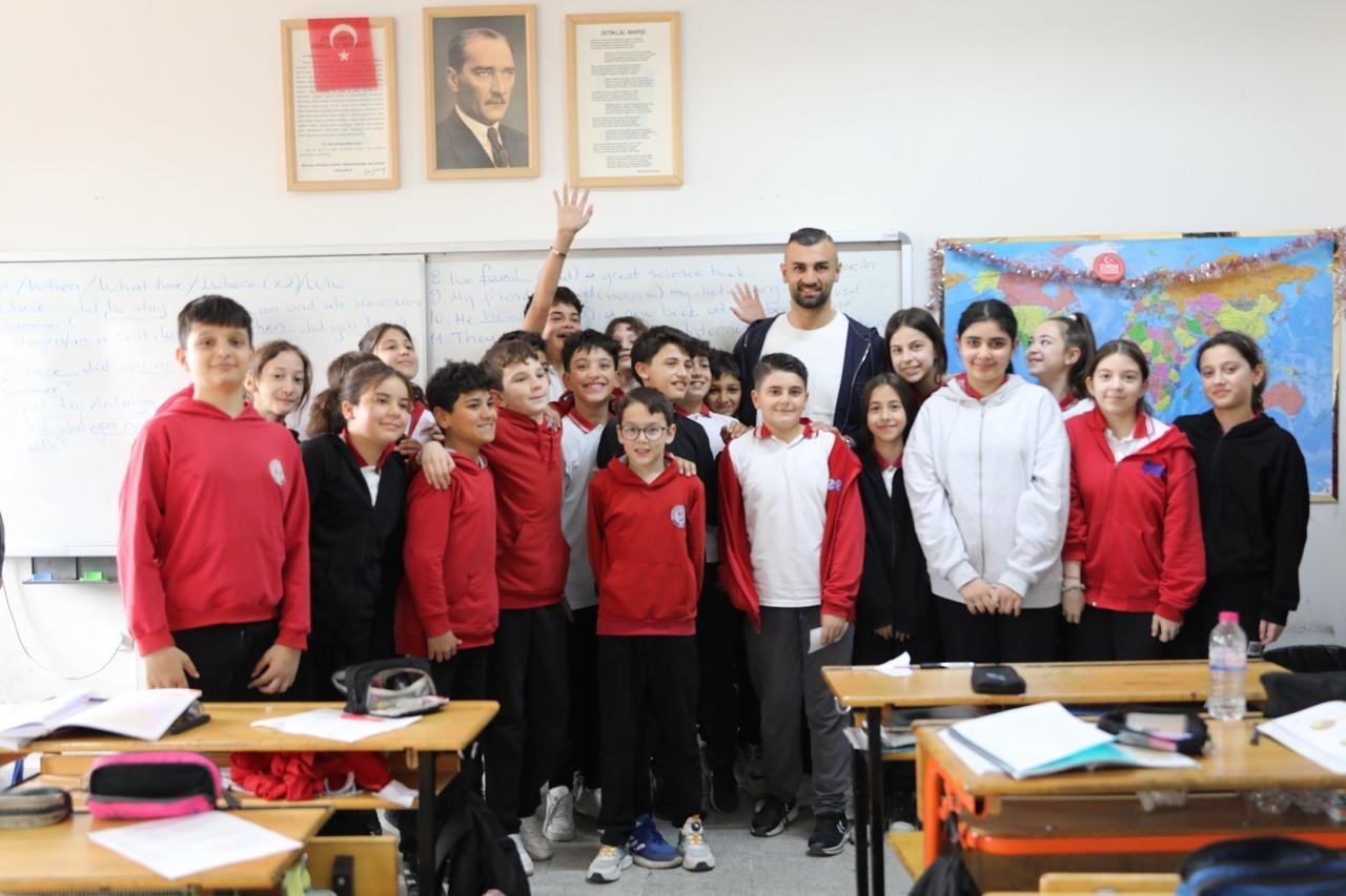 Serdar Dursun’dan minik taraftara jest 6 serdar dursundan minik taraftara jest 2 bQPeZSGA
