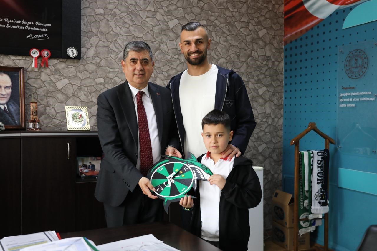 Serdar Dursun’dan minik taraftara jest 7 serdar dursundan minik taraftara jest 3 t2G29DtV