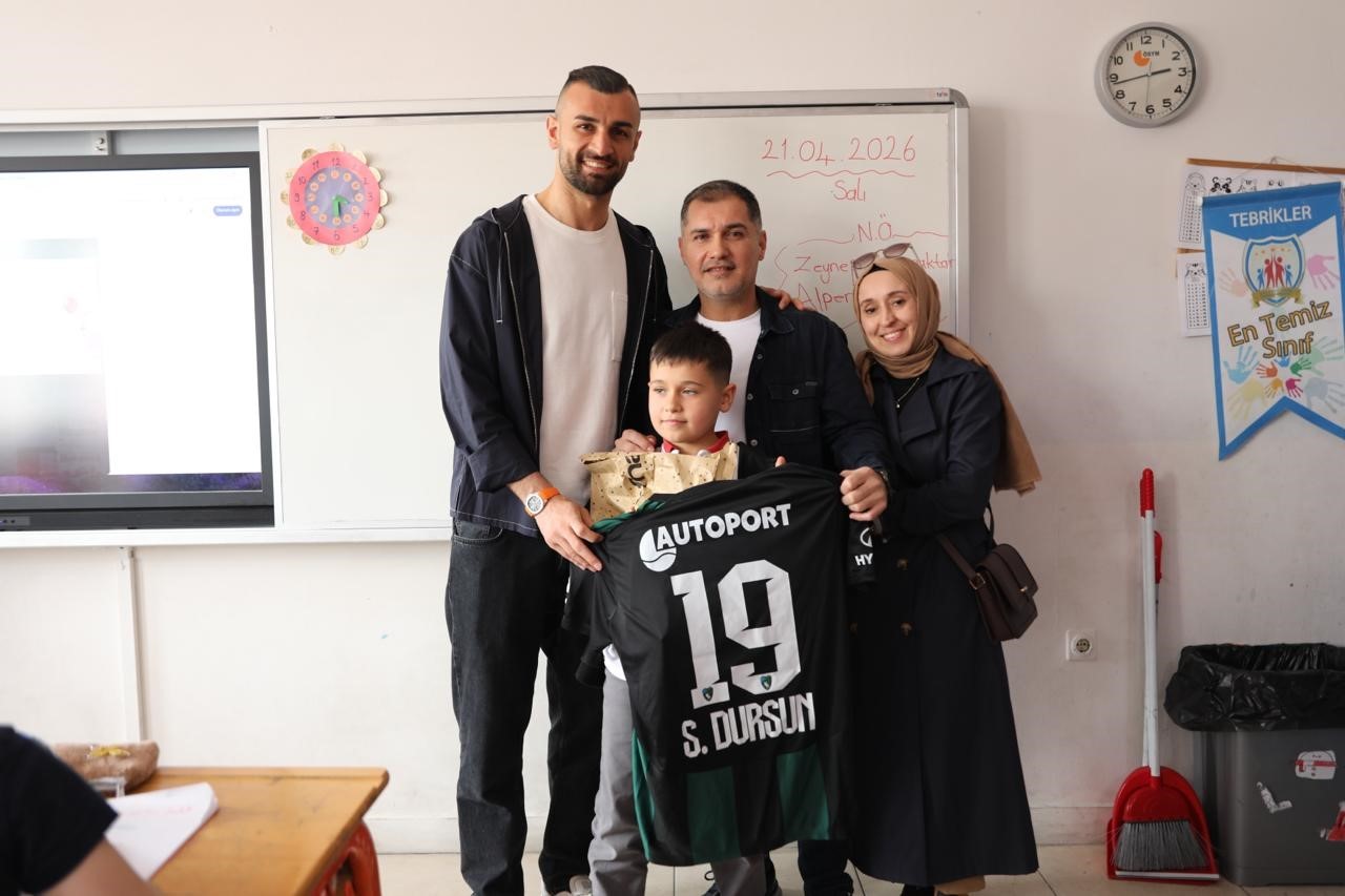 Serdar Dursun’dan minik taraftara jest 8 serdar dursundan minik taraftara jest 4 RQwO5uiz