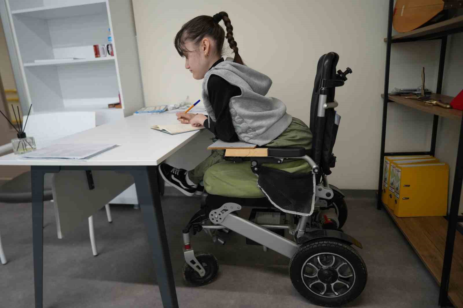 Serebral palsili Şevval, Korece ve İngilizce öğrenip köşe yazarı oldu 7 serebral palsili sevval korece ve ingilizce ogrenip kose yazari oldu 3 YEIiMBzT