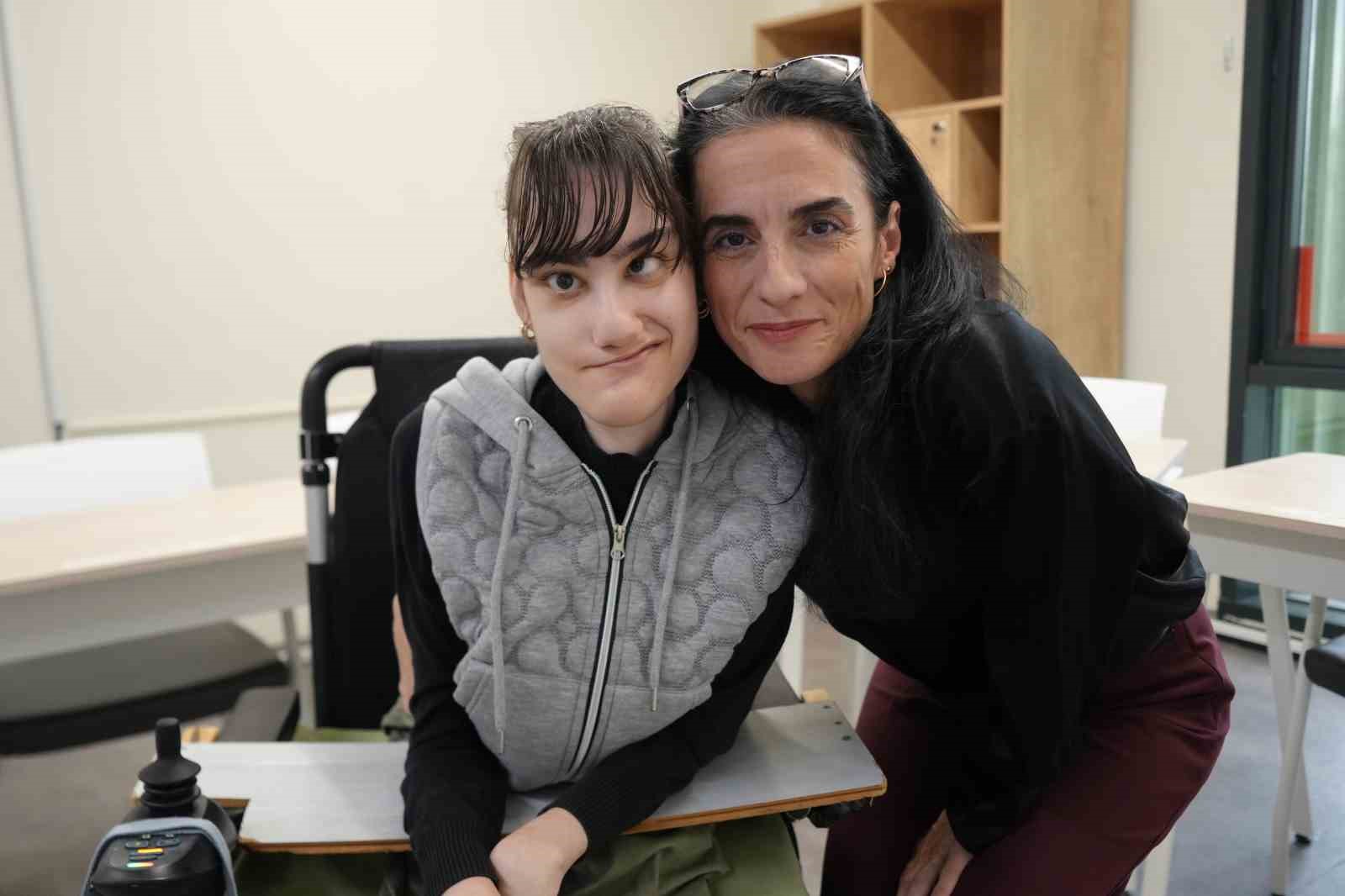 Serebral palsili Şevval, Korece ve İngilizce öğrenip köşe yazarı oldu 12 serebral palsili sevval korece ve ingilizce ogrenip kose yazari oldu 8 rjnpD89E