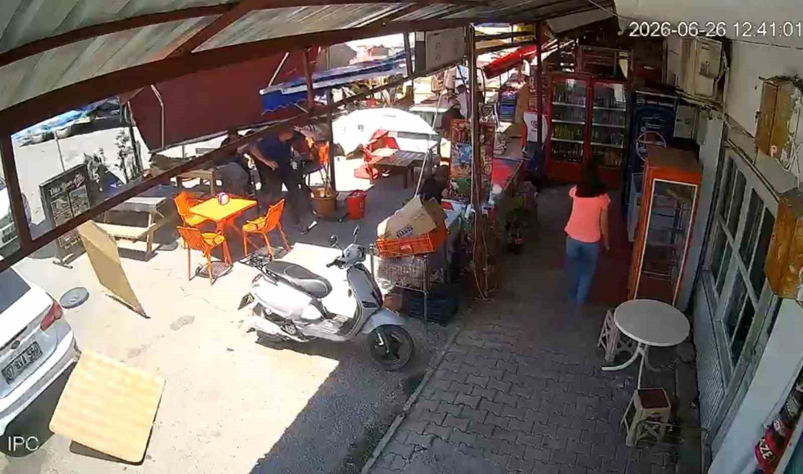 serikte hortum panigi tente musterilerin uzerine coktu facia saniyelerle atlatildi 3 5kThQOlJ
