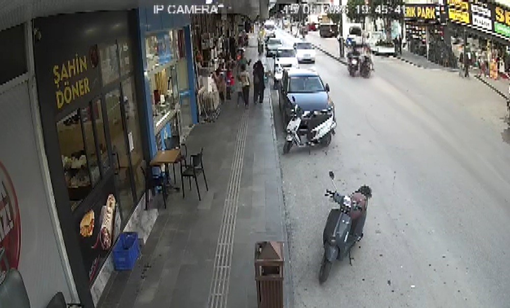 serikte iki motosiklet carpisti 3 yarali 5 QKs6Hswc
