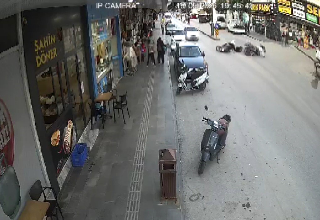 serikte iki motosiklet carpisti 3 yarali 6 GRJsCNC8