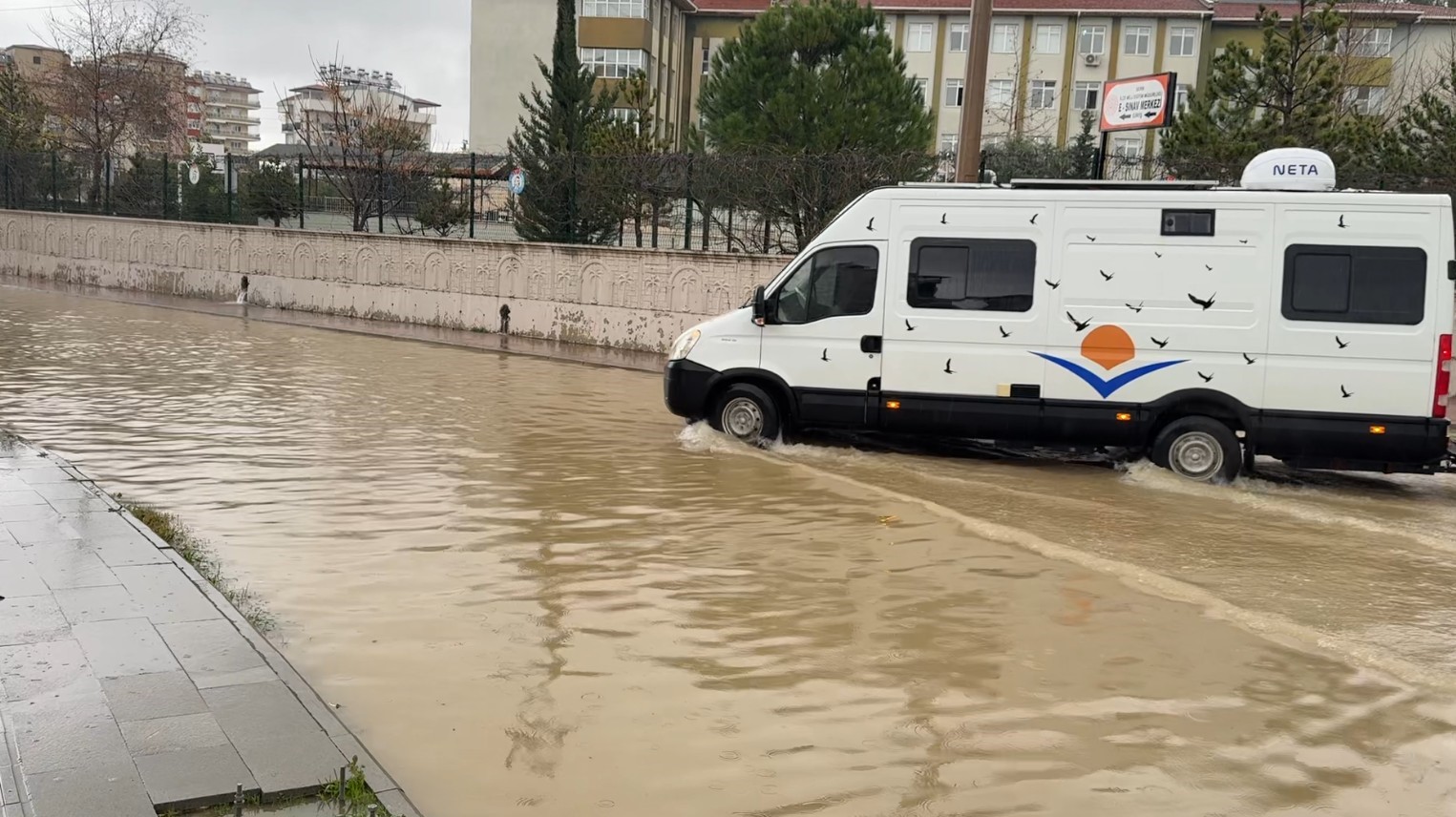 serikte saganak nedeniyle yollarda su birikintileri olustu 2 LLBtj9Wp