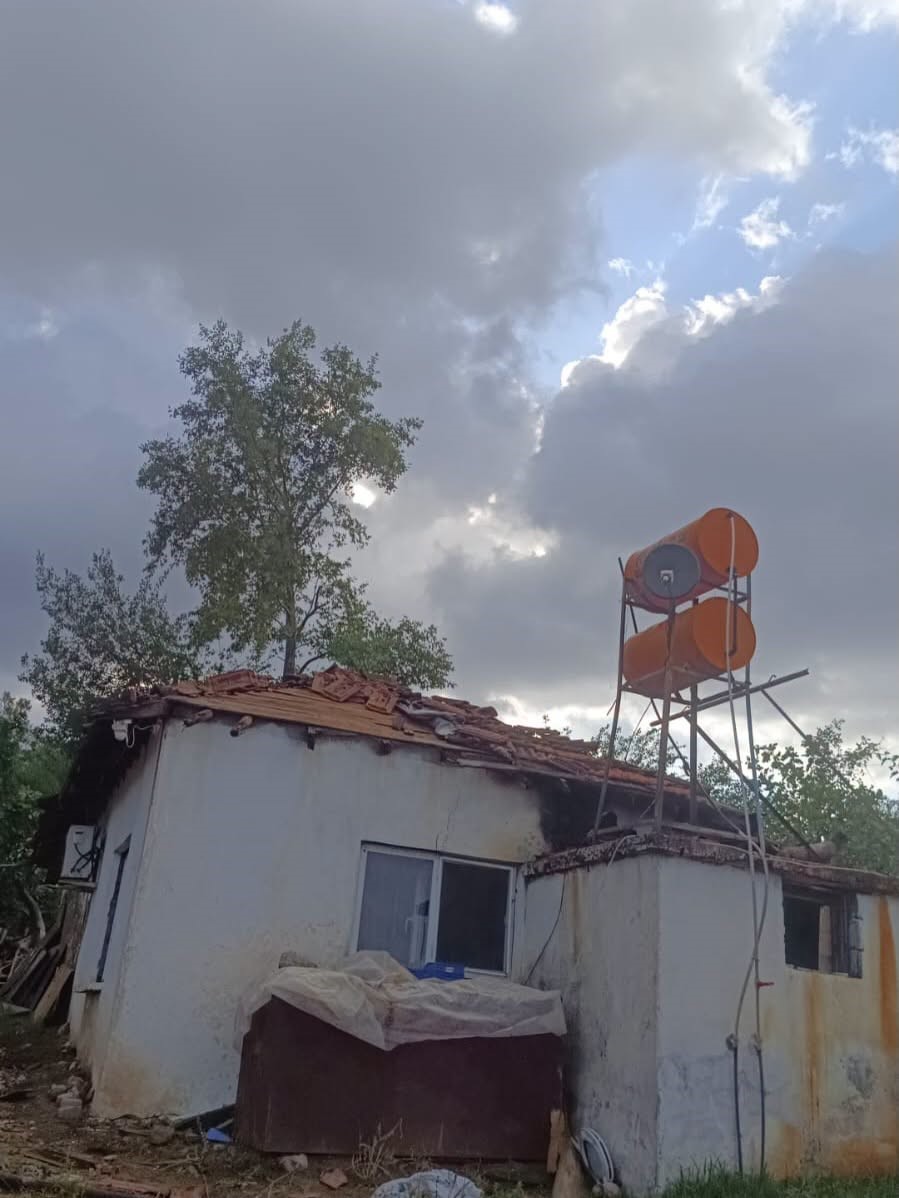 serikte saganak ve hortum evin catisina zarar verdi iki agaci kokunden soktu 1 MK1bPdyE