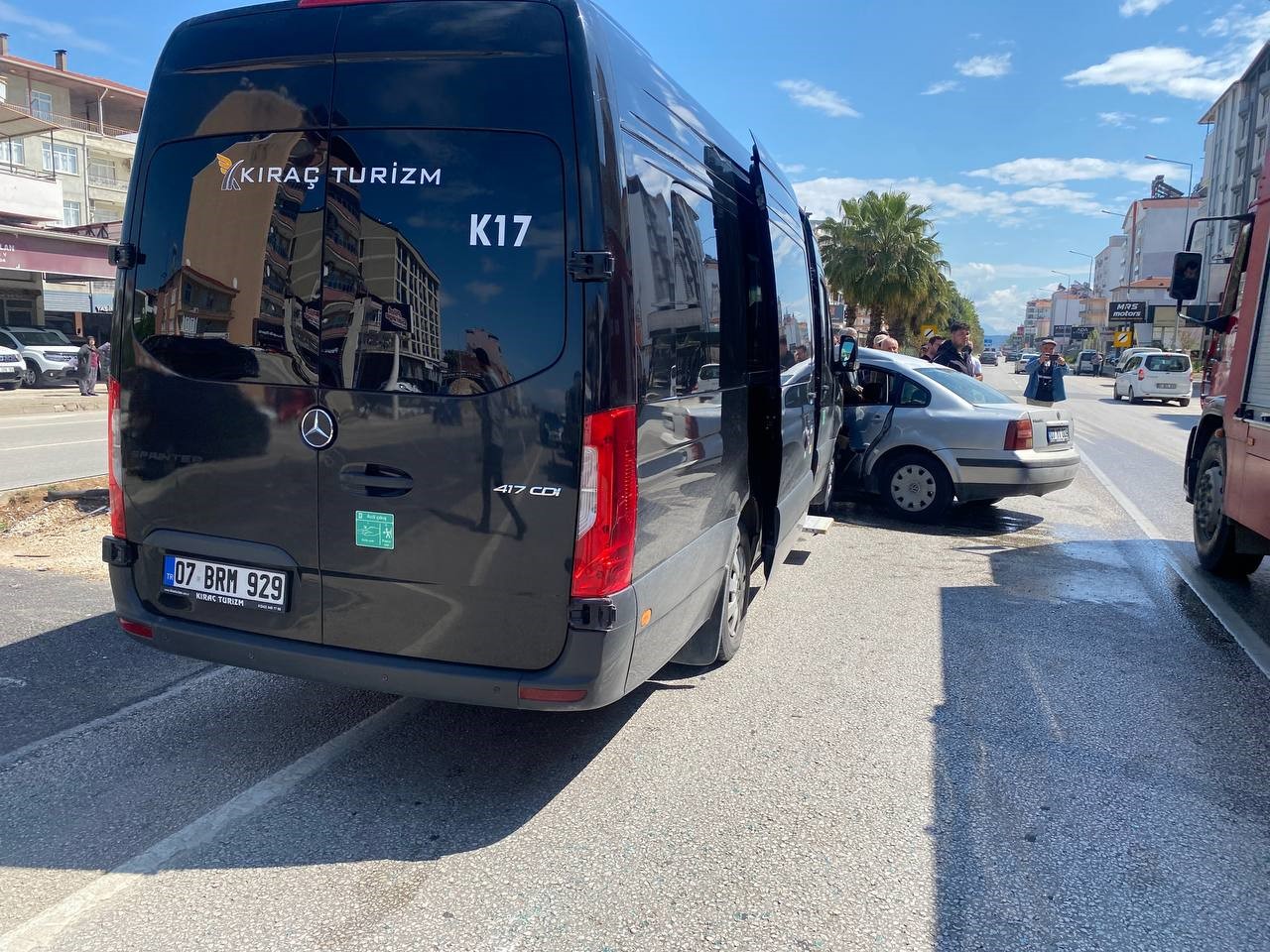 serikte tur minibusu ile otomobil carpisti 2 yarali 1 7DmjN2lc