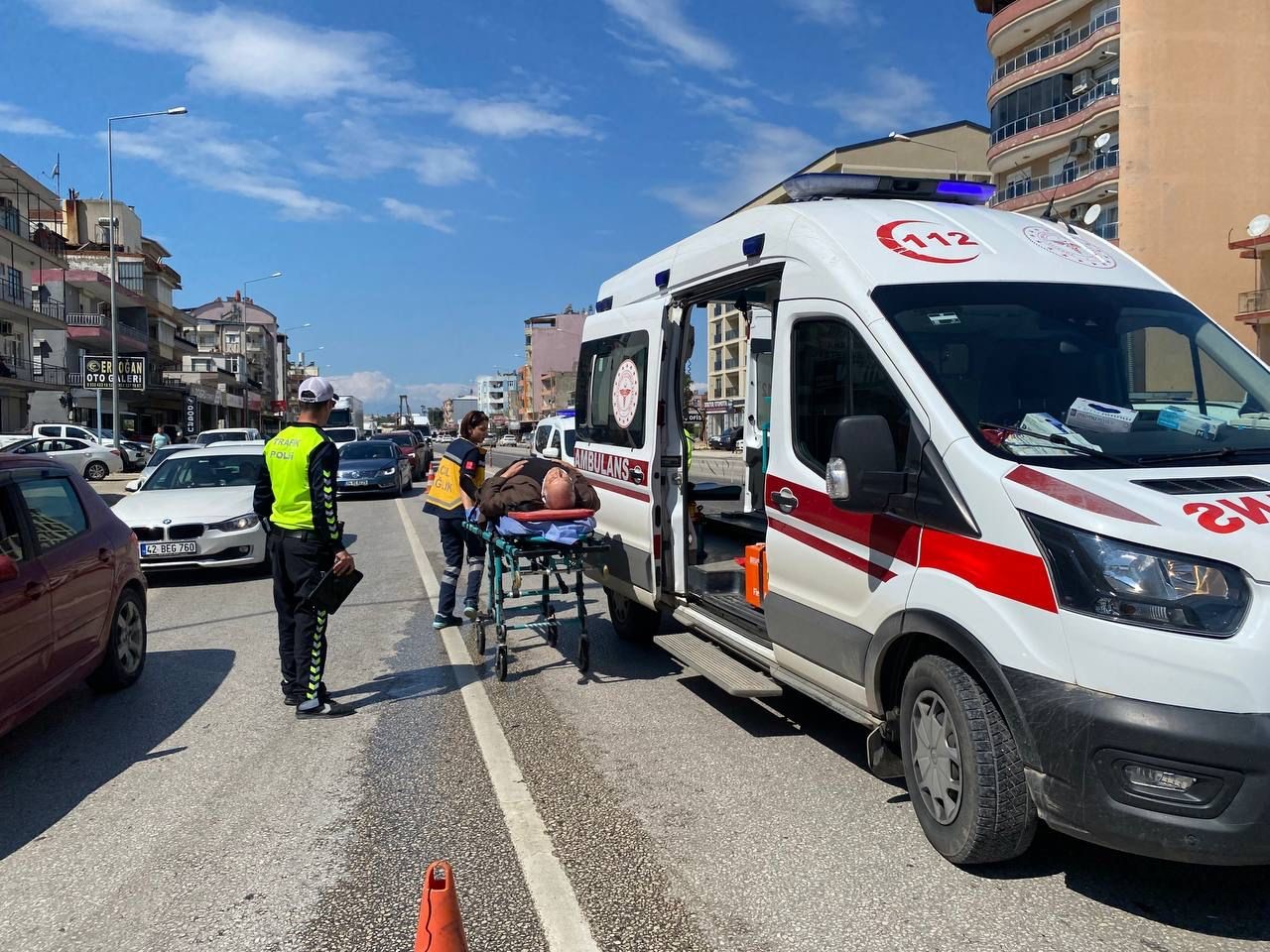 serikte tur minibusu ile otomobil carpisti 2 yarali 3 H7mkh5v5