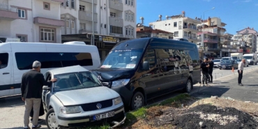 serikte-tur-minibusu-ile-otomobil-carpisti-2-yarali-hvfIdc2W.jpg