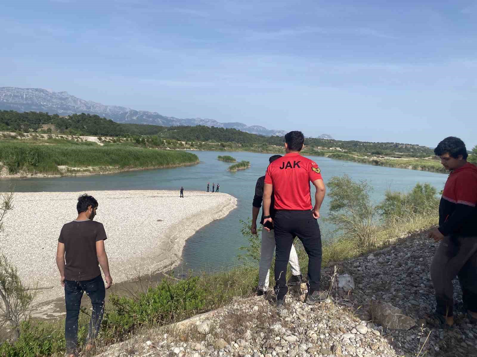 Serinlemek için Aksu Çayı’na giren 3 gençten biri akıntıya kapılarak kayboldu 14 serinlemek icin aksu cayina giren 3 gencten biri akintiya kapilarak kayboldu 10 J6PNuZFp