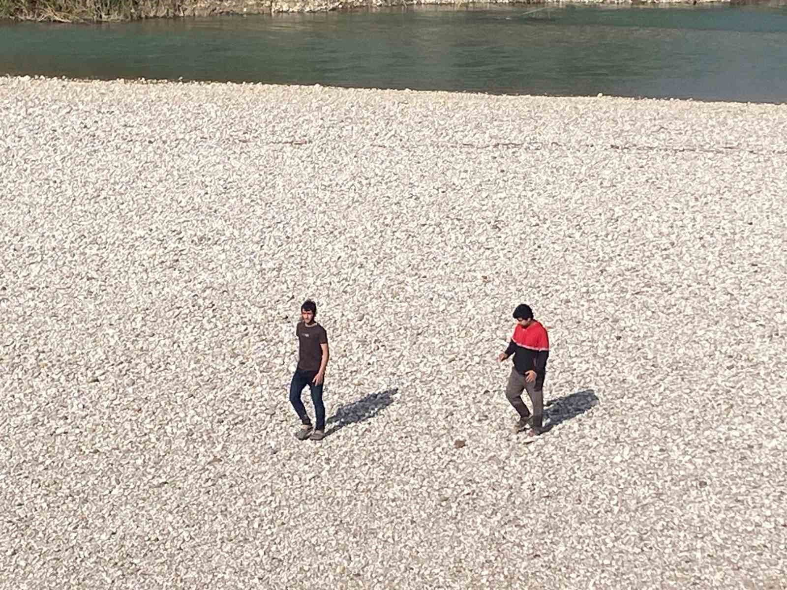 Serinlemek için Aksu Çayı’na giren 3 gençten biri akıntıya kapılarak kayboldu 15 serinlemek icin aksu cayina giren 3 gencten biri akintiya kapilarak kayboldu 11 kIsGqAWX