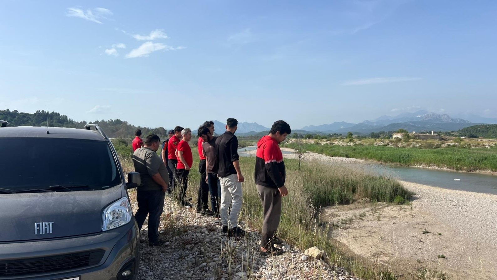 Serinlemek için Aksu Çayı’na giren 3 gençten biri akıntıya kapılarak kayboldu 16 serinlemek icin aksu cayina giren 3 gencten biri akintiya kapilarak kayboldu 12 qRqna65I