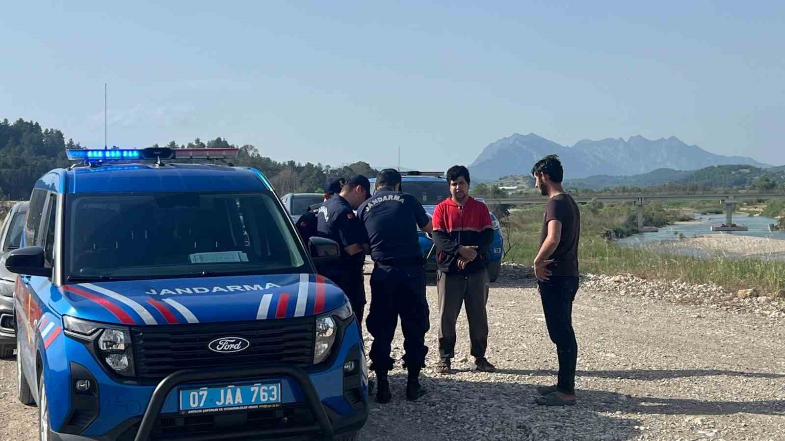 Serinlemek için Aksu Çayı’na giren 3 gençten biri akıntıya kapılarak kayboldu 18 serinlemek icin aksu cayina giren 3 gencten biri akintiya kapilarak kayboldu 14 QEwcsS7M