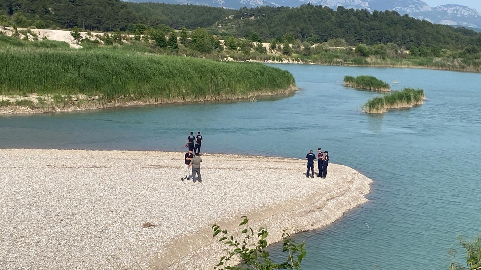 Serinlemek için Aksu Çayı’na giren 3 gençten biri akıntıya kapılarak kayboldu 19 serinlemek icin aksu cayina giren 3 gencten biri akintiya kapilarak kayboldu 15 UXf2AD9q