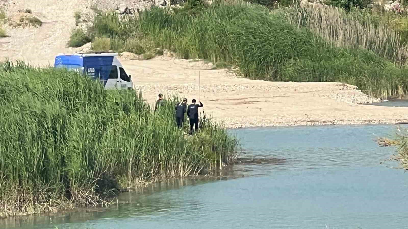 Serinlemek için Aksu Çayı’na giren 3 gençten biri akıntıya kapılarak kayboldu 7 serinlemek icin aksu cayina giren 3 gencten biri akintiya kapilarak kayboldu 3 2ziaYkSD
