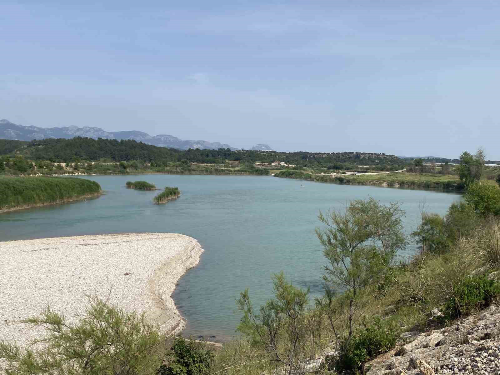 Serinlemek için Aksu Çayı’na giren 3 gençten biri akıntıya kapılarak kayboldu 10 serinlemek icin aksu cayina giren 3 gencten biri akintiya kapilarak kayboldu 6