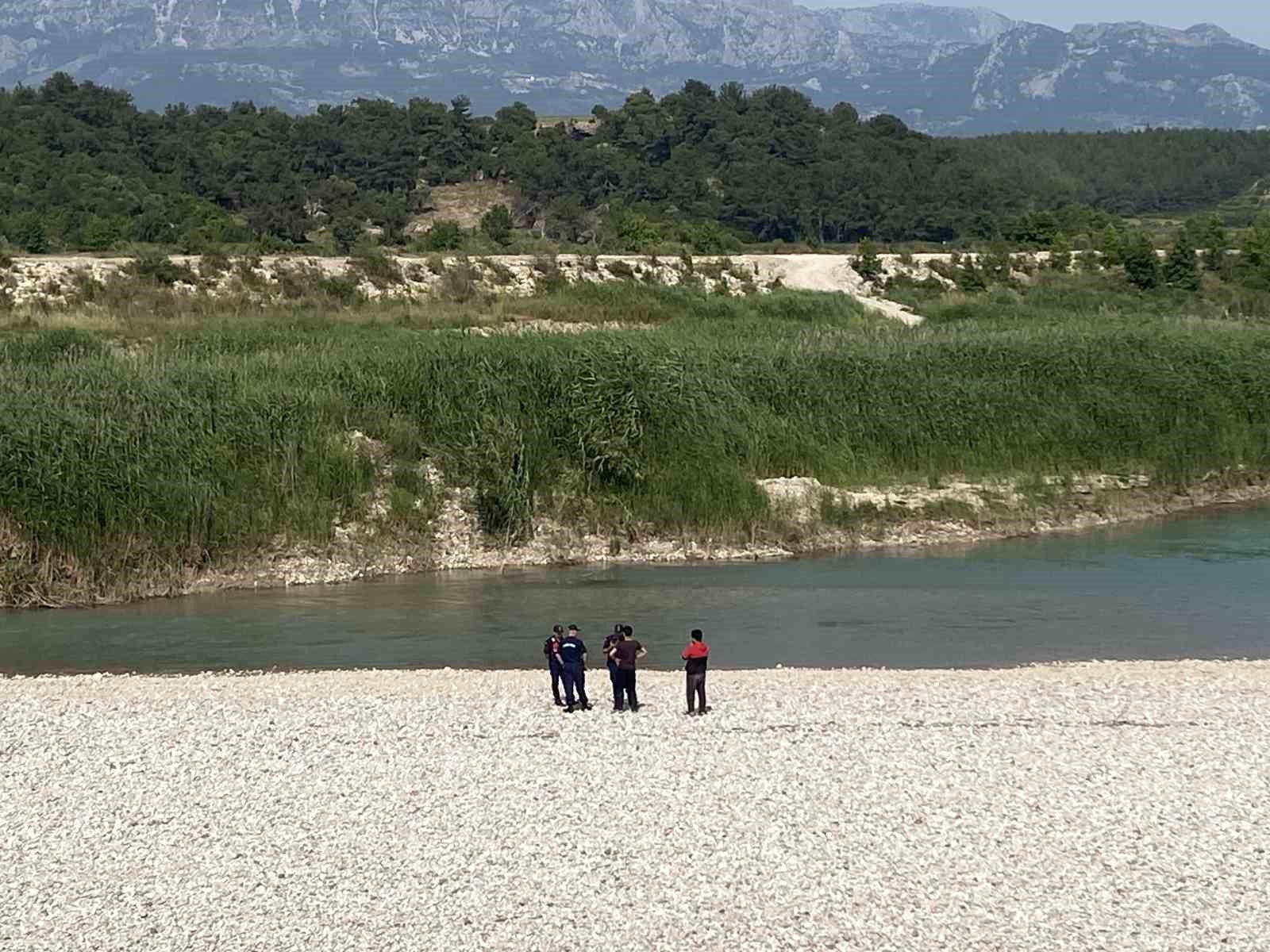 Serinlemek için Aksu Çayı’na giren 3 gençten biri akıntıya kapılarak kayboldu 11 serinlemek icin aksu cayina giren 3 gencten biri akintiya kapilarak kayboldu 7 PKvwK65l
