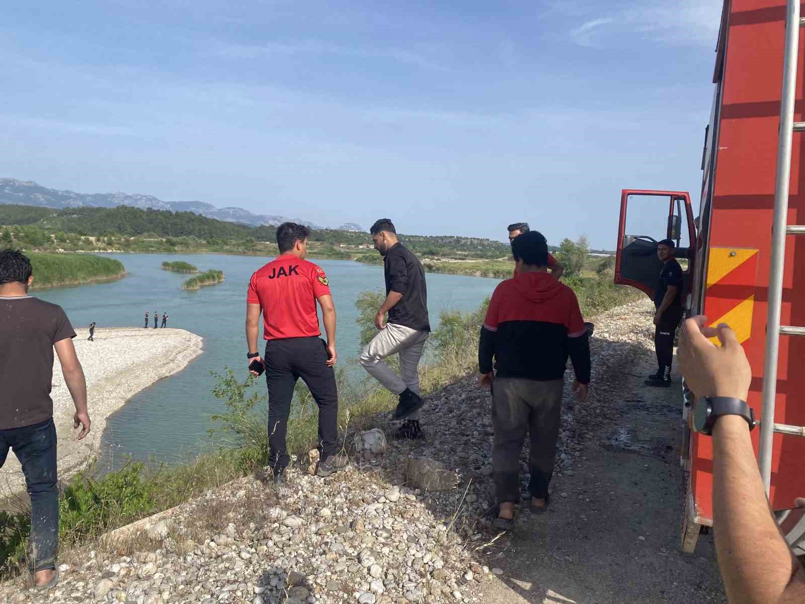 Serinlemek için Aksu Çayı’na giren 3 gençten biri akıntıya kapılarak kayboldu 13 serinlemek icin aksu cayina giren 3 gencten biri akintiya kapilarak kayboldu 9 LI969OUU