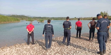 serinlemek-icin-aksu-cayina-giren-3-gencten-biri-akintiya-kapilarak-kayboldu-zj75OVj2.jpg
