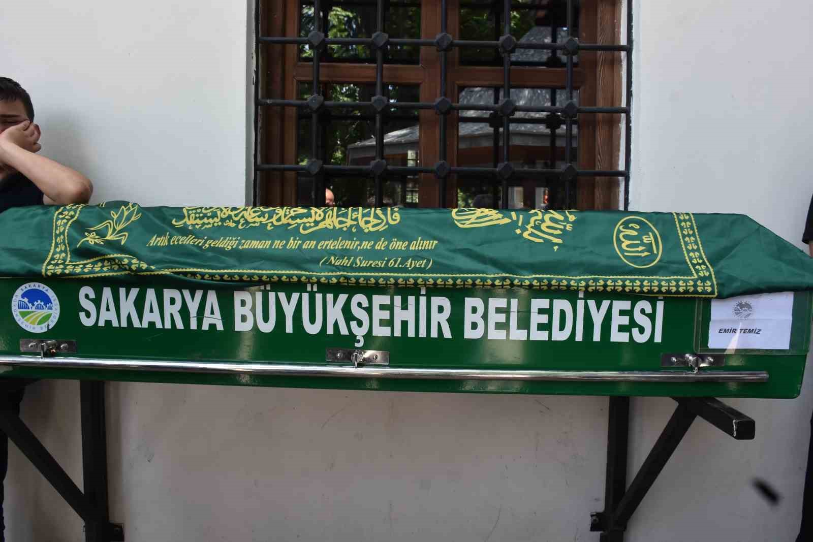 serinlemek icin girdigi derede bogulan genc son yolcuguna ugurlandi 1