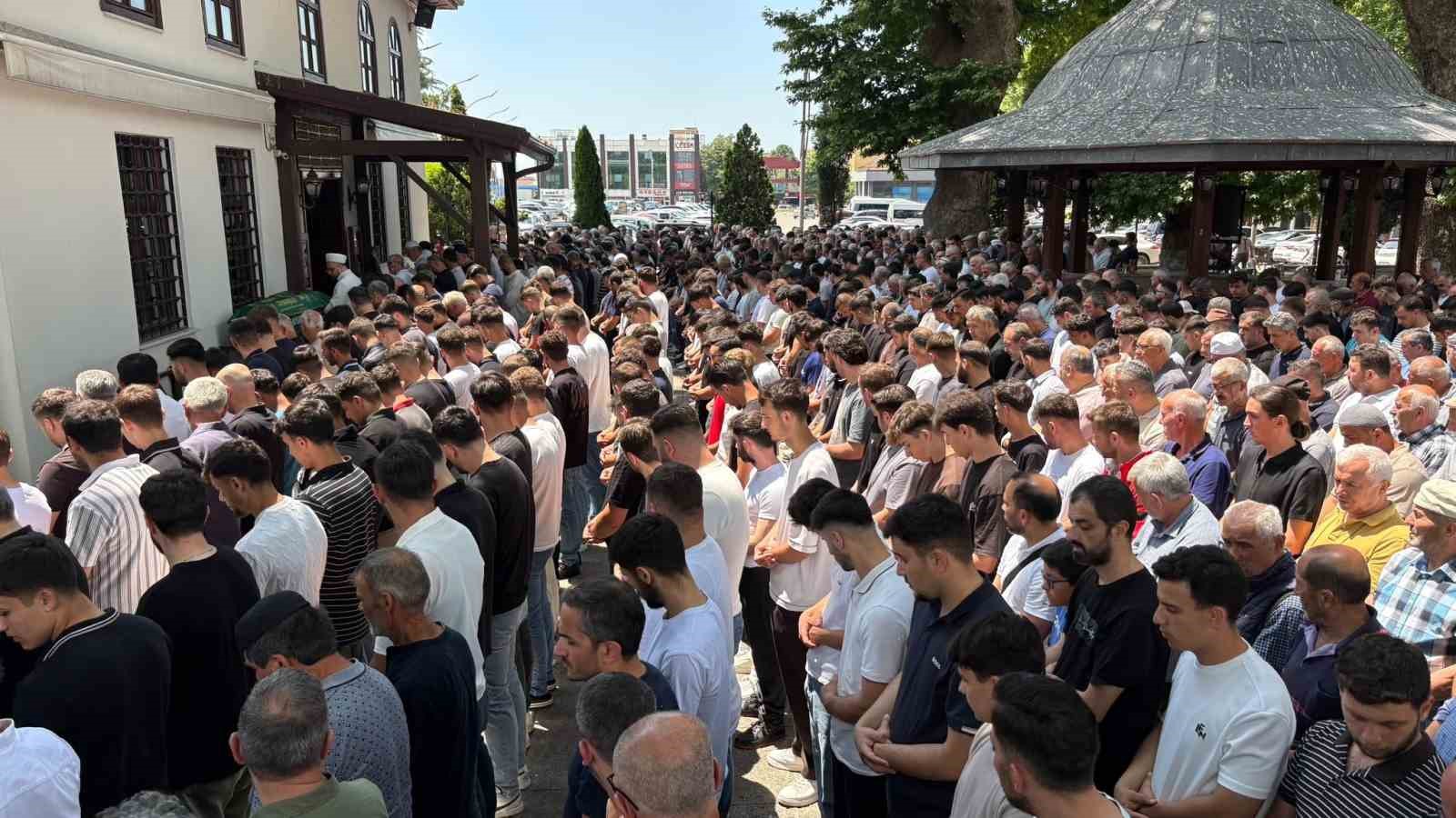 serinlemek icin girdigi derede bogulan genc son yolcuguna ugurlandi 3