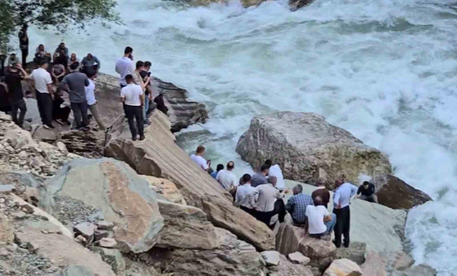 Serinlemek için girdiği Habur Çayı’nda kayboldu 5 serinlemek icin girdigi habur cayinda kayboldu 1 evvd6KVk