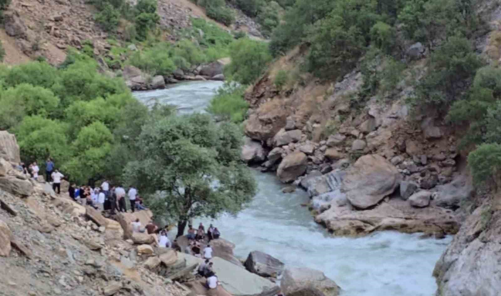 Serinlemek için girdiği Habur Çayı’nda kayboldu 6 serinlemek icin girdigi habur cayinda kayboldu 2 VERC3UY1