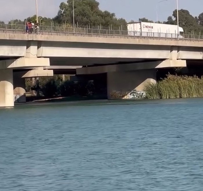 serinlemek icin metrelerce yukseklikten nehre atladilar 1 ScYNNBTT