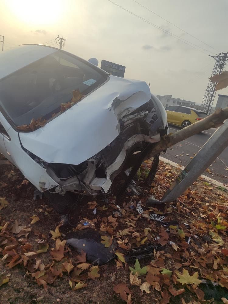 serit degistiren araca carpmamak icin manevra yapti agaca carpti 0