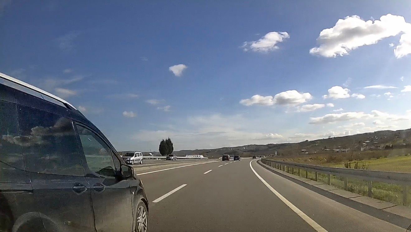 serit ihlali yaparak araci silme gecti kazaya davetiye cikaran surucu canlari hice saydi 0 ZFAGVFle