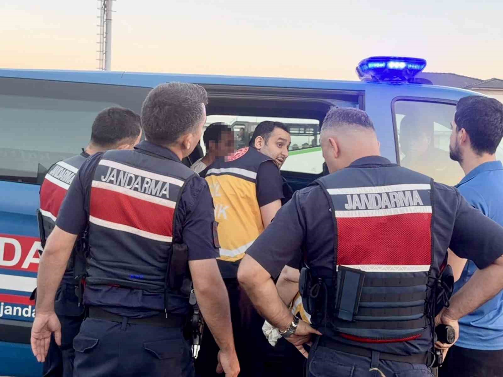Şerit ihlali yaparak ortalığı savaş alanına çevirdi, yakalanınca baygınlık geçirdi 5 serit ihlali yaparak ortaligi savas alanina cevirdi yakalaninca bayginlik gecirdi 1 N8liYFbu