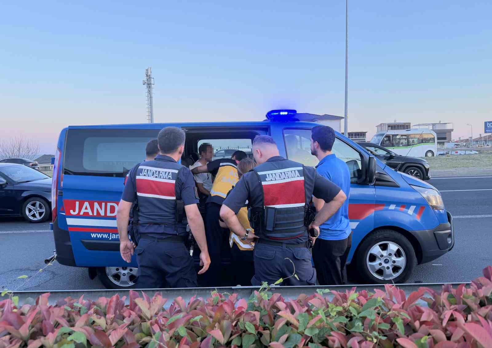 Şerit ihlali yaparak ortalığı savaş alanına çevirdi, yakalanınca baygınlık geçirdi 6 serit ihlali yaparak ortaligi savas alanina cevirdi yakalaninca bayginlik gecirdi 2 c3Ui8XIi
