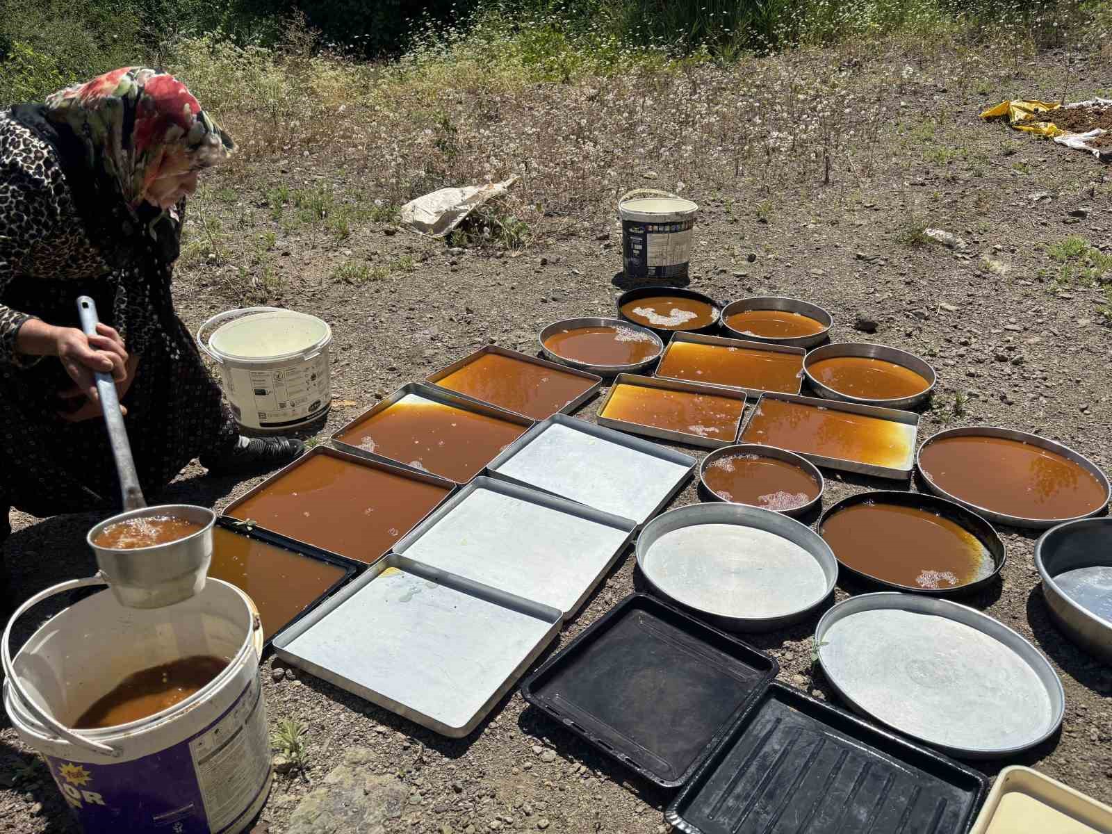 servi koyunde asirlik gelenek yasatiliyor dut pekmezi buyuk emeklerle hazirlaniyor 0 63OeS7tP