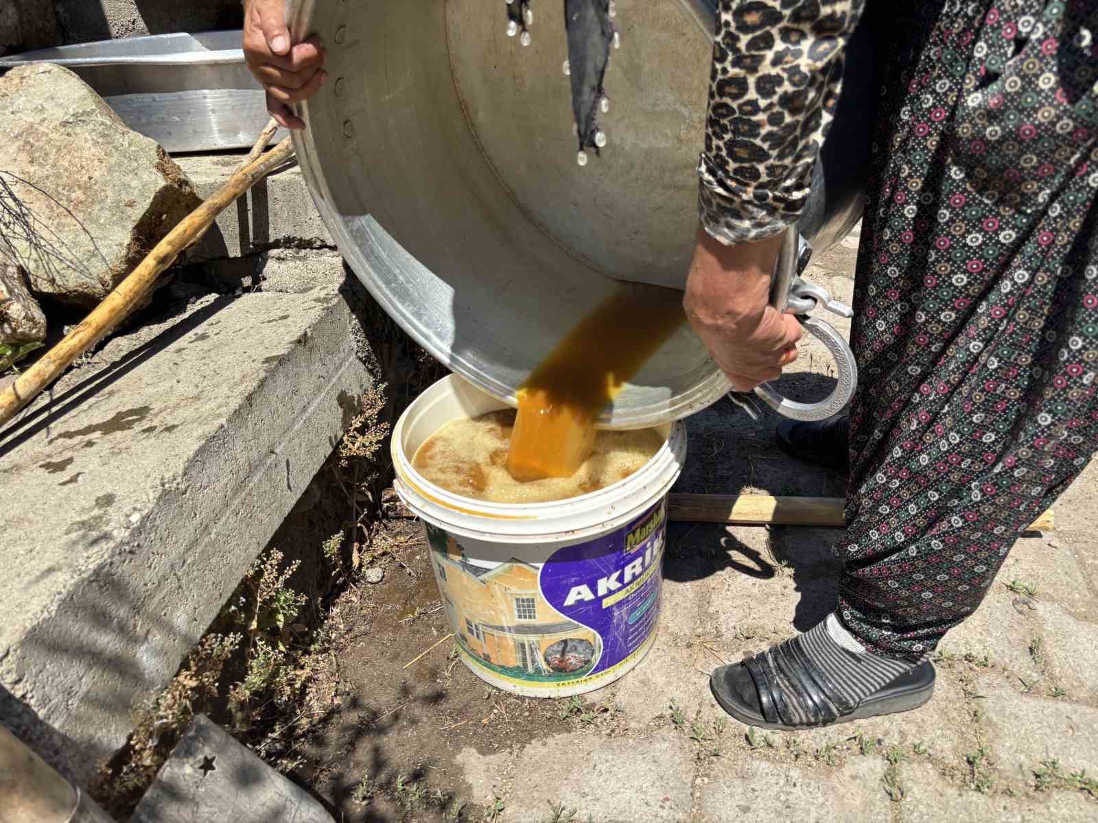 servi koyunde asirlik gelenek yasatiliyor dut pekmezi buyuk emeklerle hazirlaniyor 1 raP7wqp2