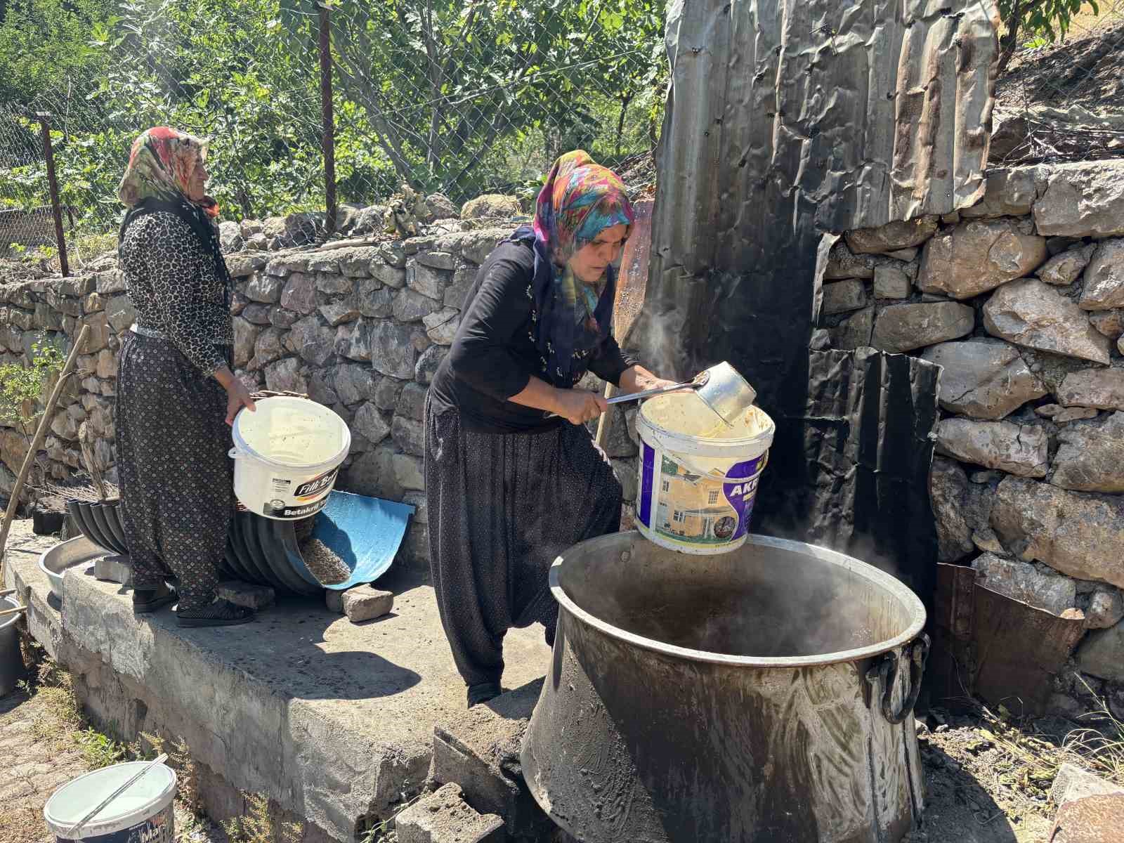 servi koyunde asirlik gelenek yasatiliyor dut pekmezi buyuk emeklerle hazirlaniyor 2 ihHn8hYF