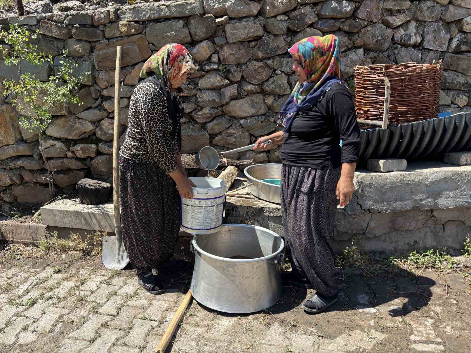 servi koyunde asirlik gelenek yasatiliyor dut pekmezi buyuk emeklerle hazirlaniyor 4 WhEZzR13