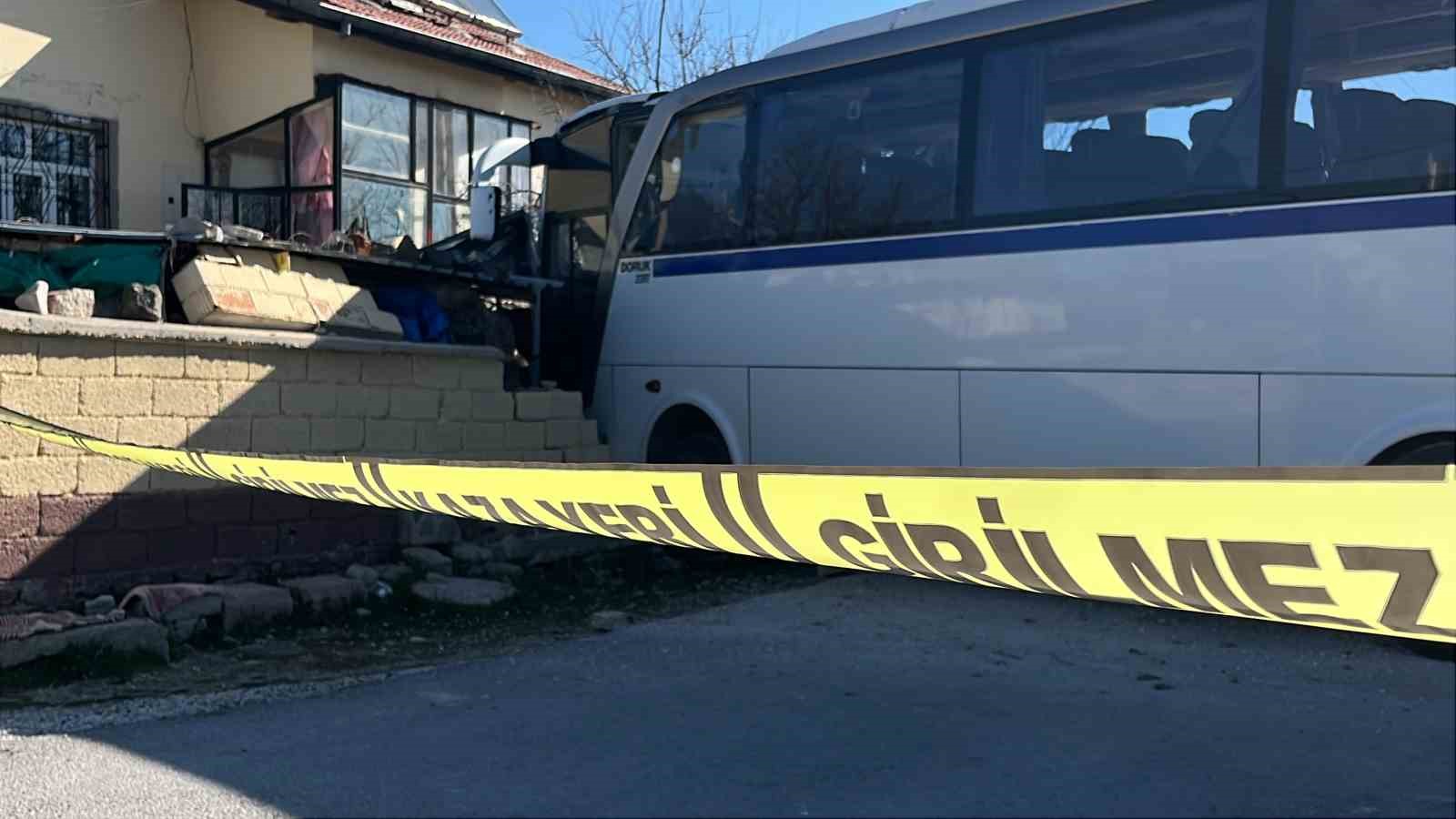 servis araci belediye otobusuyle carpisti 20 yarali 1 i6wu1q4E