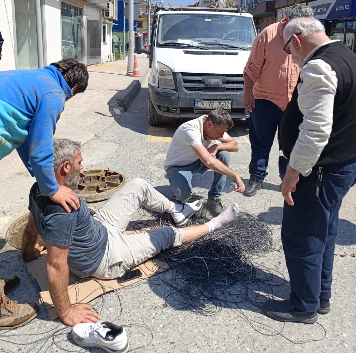 servis araci cadde uzerinde calisan iscinin ayagini ezdi 0 BmKL15GU