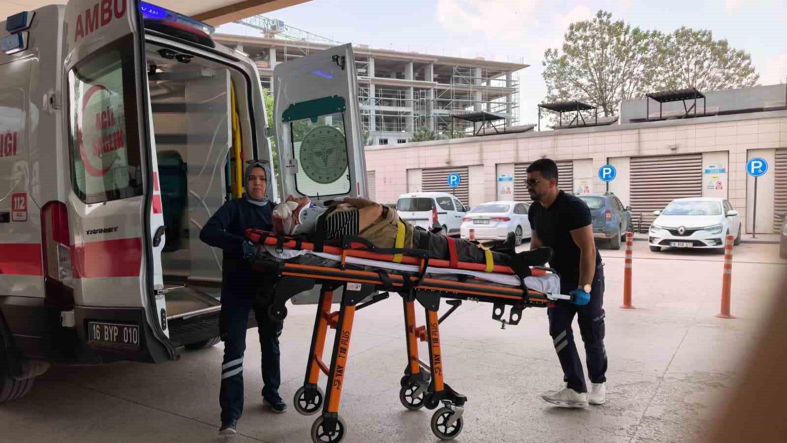 servis aracinin carptigi yasli adam yaralandi 1 ERPvGF7S