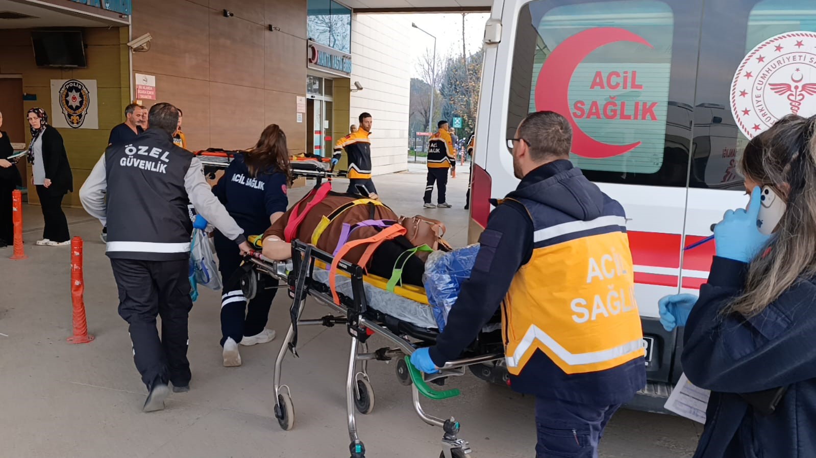 Servis minibüsü hafif ticari araçla çarpıştı: 11 yaralı 5 servis minibusu hafif ticari aracla carpisti 11 yarali 1 dJVLyksl