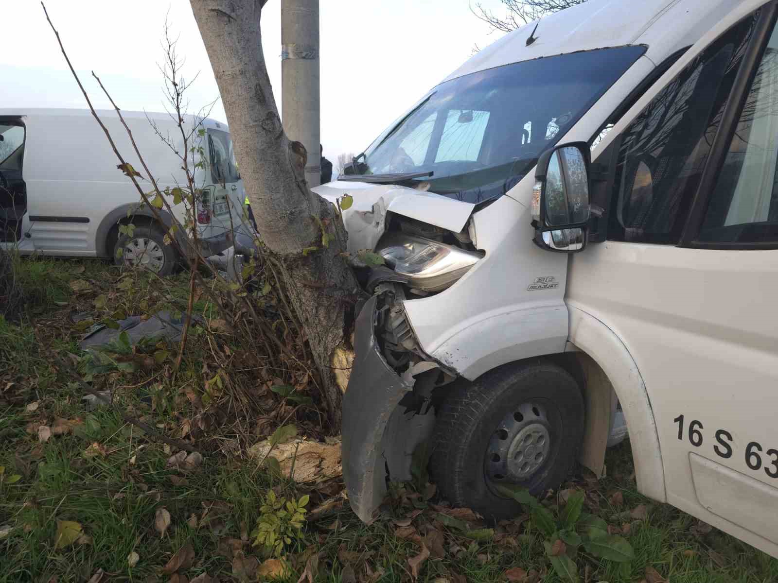Servis minibüsü hafif ticari araçla çarpıştı: 11 yaralı 6 servis minibusu hafif ticari aracla carpisti 11 yarali 2 jgTOngBA