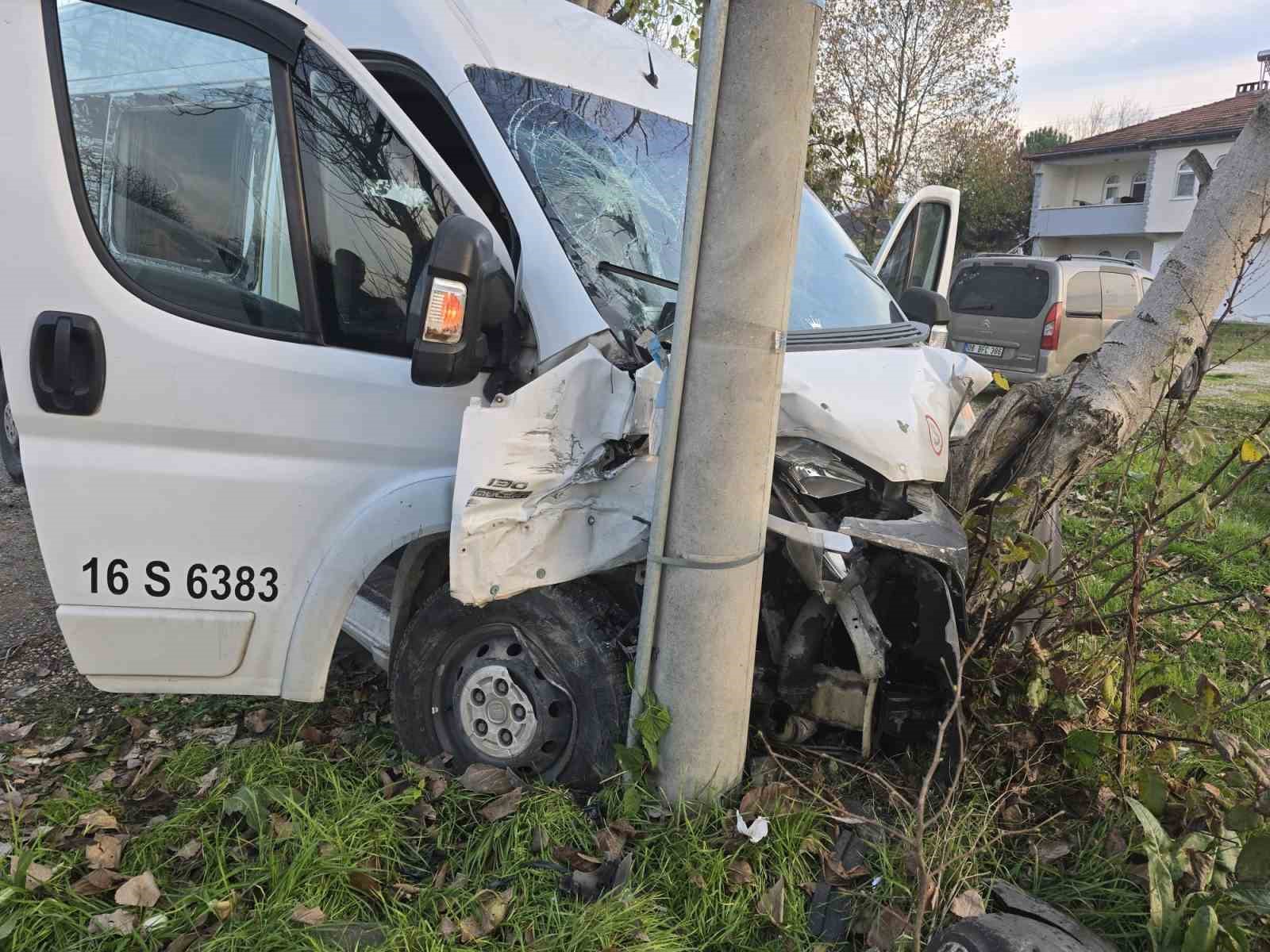 Servis minibüsü hafif ticari araçla çarpıştı: 11 yaralı 7 servis minibusu hafif ticari aracla carpisti 11 yarali 3 zVAbdKKP