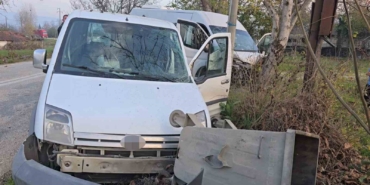 servis-minibusu-hafif-ticari-aracla-carpisti-11-yarali-Jp1RUAPN.jpg