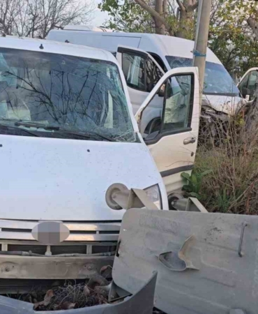servis-minibusu-hafif-ticari-aracla-carpisti-11-yarali-Jp1RUAPN.jpg