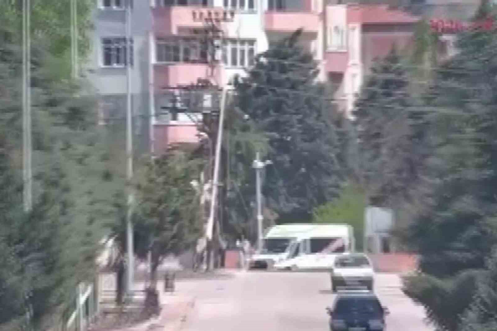 Servis minibüsü kaldırıma çarparak durağı yere serdi: İki genç kızın saniyelerle kurtulduğu kaza anı kamerada 6 servis minibusu kaldirima carparak duragi yere serdi iki genc kizin saniyelerle kurtuldugu kaza ani 9blSdNCm