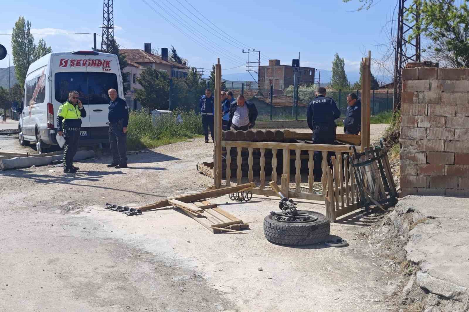 Servis minibüsü kaldırıma çarparak durağı yere serdi: İki genç kızın saniyelerle kurtulduğu kaza anı kamerada 10 servis minibusu kaldirima carparak duragi yere serdi iki genc kizin saniyelerle kurtuldugu kaza ani JmJyWhiQ